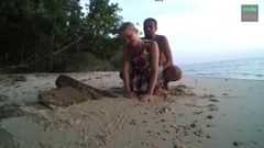 Seks op het strand met een jonge blondine