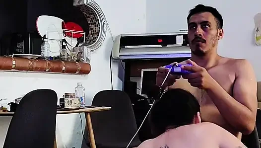 Der junge Mann spielte Videospiele, der Reife kam, um ihn zu provozieren und zu verführen, fickte sie hart auf Vieren, bis sie große Brüste bekam