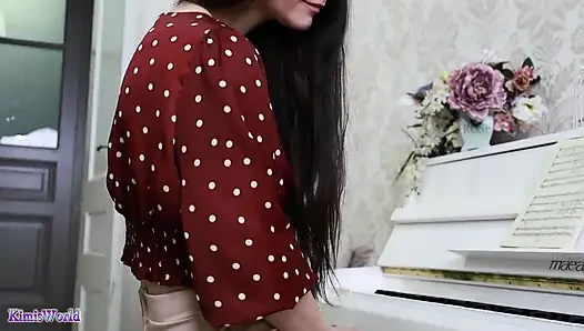 Memompa pedal piano dengan stoking nilon tipis - aksi footplay, sepatu hak tinggi, dan godaan pelan-pelan