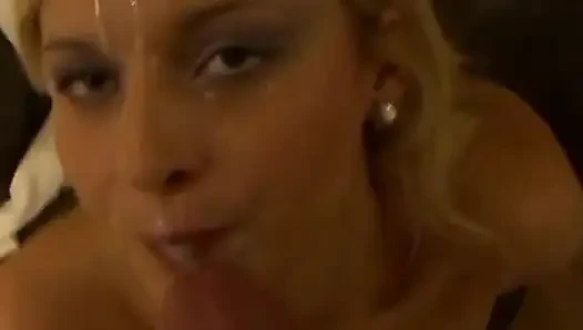 Atemberaubende blonde hure mit perfekten titten und arsch gibt dem kameramann einen blowjob