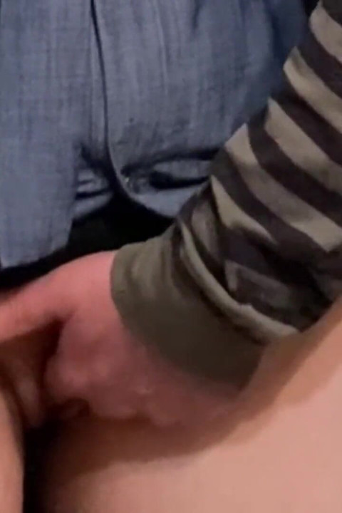 ¡Dios mío! Viejo pervertido digitación mejor coño en metro