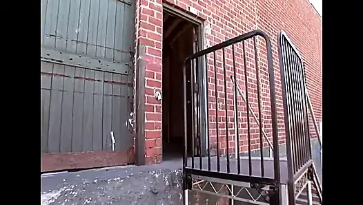 Tıraşlı götlü sürtük heyecan verici fahişe için sert anal seks