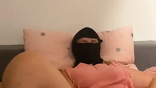 ANNA заставляю себя на кровати с киской