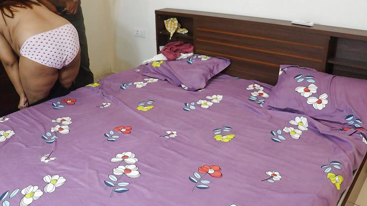 Aku menyetubuhi pembantuku yang cantik ketika dia bekerja di rumah kami