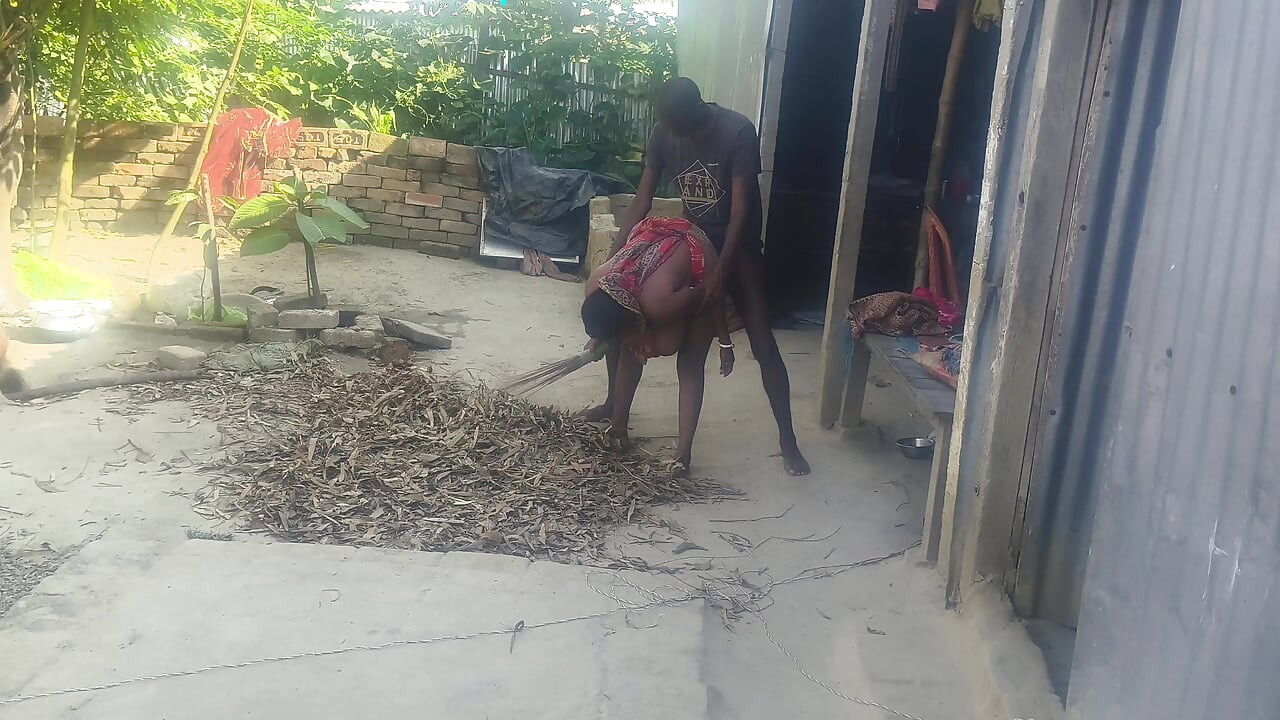Desi housewife ki outdoor chudai ki