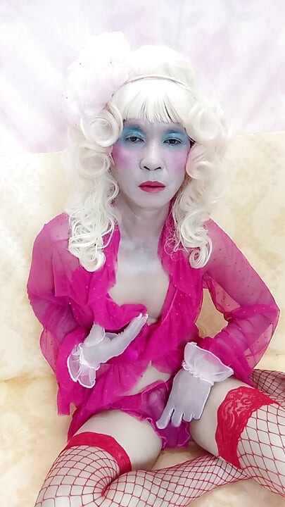 섹시한 포르노를 입고 합성 을 연주하는 Oanh Le 트랜스젠더.