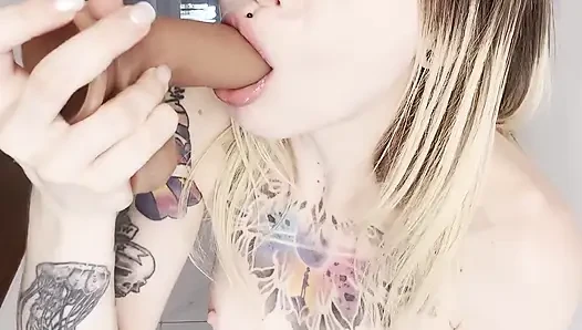Cewek bertato rambut pirang ini dientot pakai dildo sambil nungguin dicrot di dalam