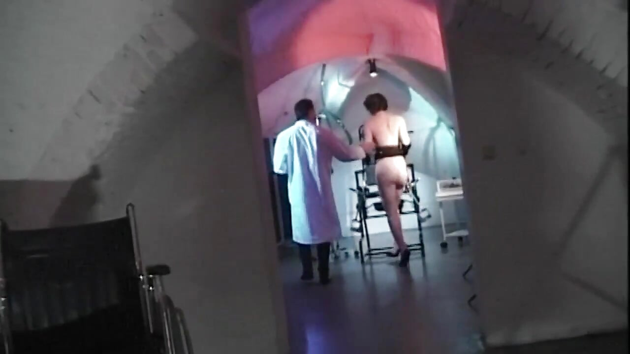 Kerel met grote pik houdt van de dildo in de kont