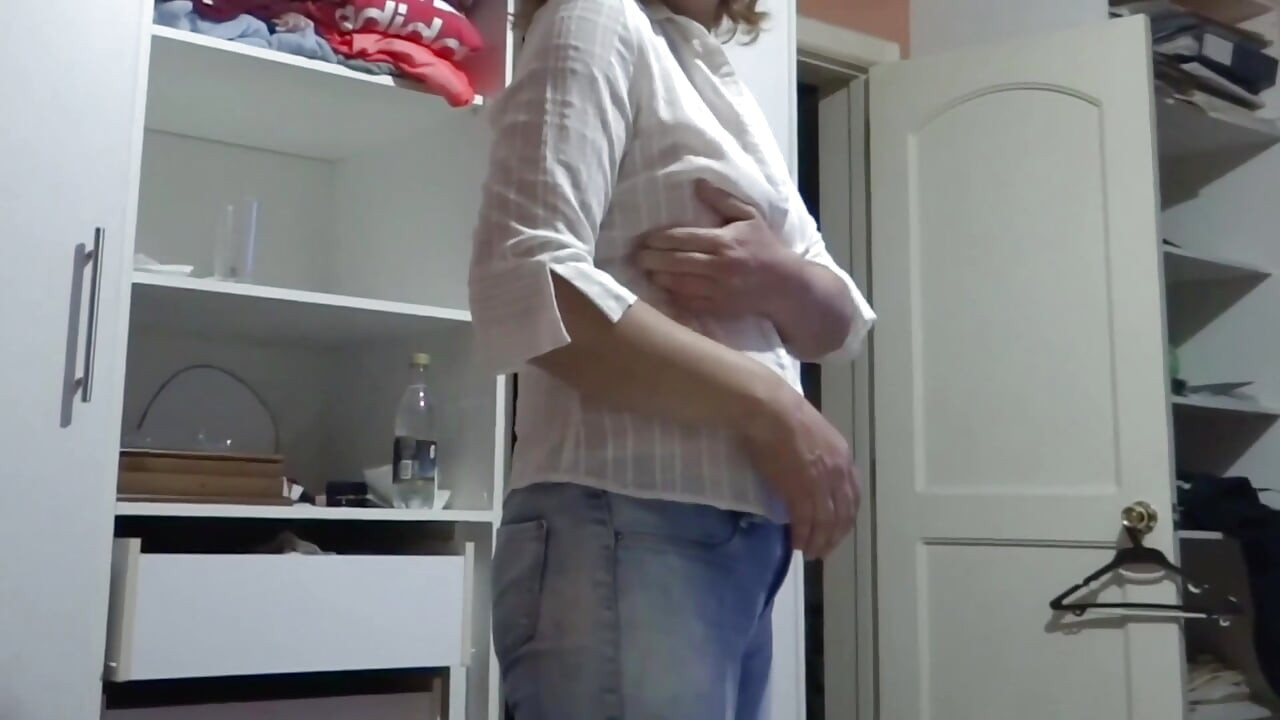 Jeg giver ham min røv og mine bryster, så han kan komme, men han insisterer på at kneppe mig.