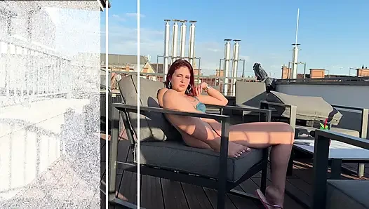 Super sexy und heiße echte rothaarige masturbiert auf offener terrasse unter der sonne spreizt die beine und gibt einen öligen handjob