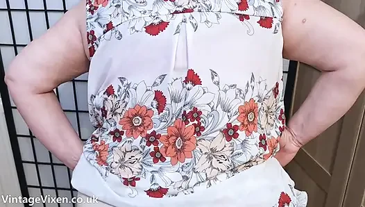 ШАЛОВЛИВАЯ ТЕТЯ-ТОЛСТУШКА JANE ХОЧЕТ ПОКАЗАТЬ ТЕБЕ ЕЕ ПРОСТЫЕ БЕЛЫЕ ТРУСИКИ И КОЛГОТКИ