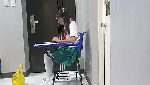 Verzweifelte studentin pinkeln