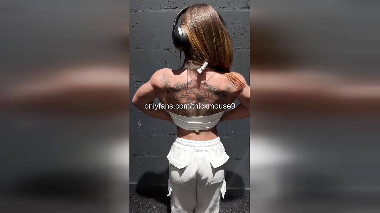 Fitnessstudio Ups: Kaum legal, versehentliche muschi eines mädchens enthüllt sich während des trainings!