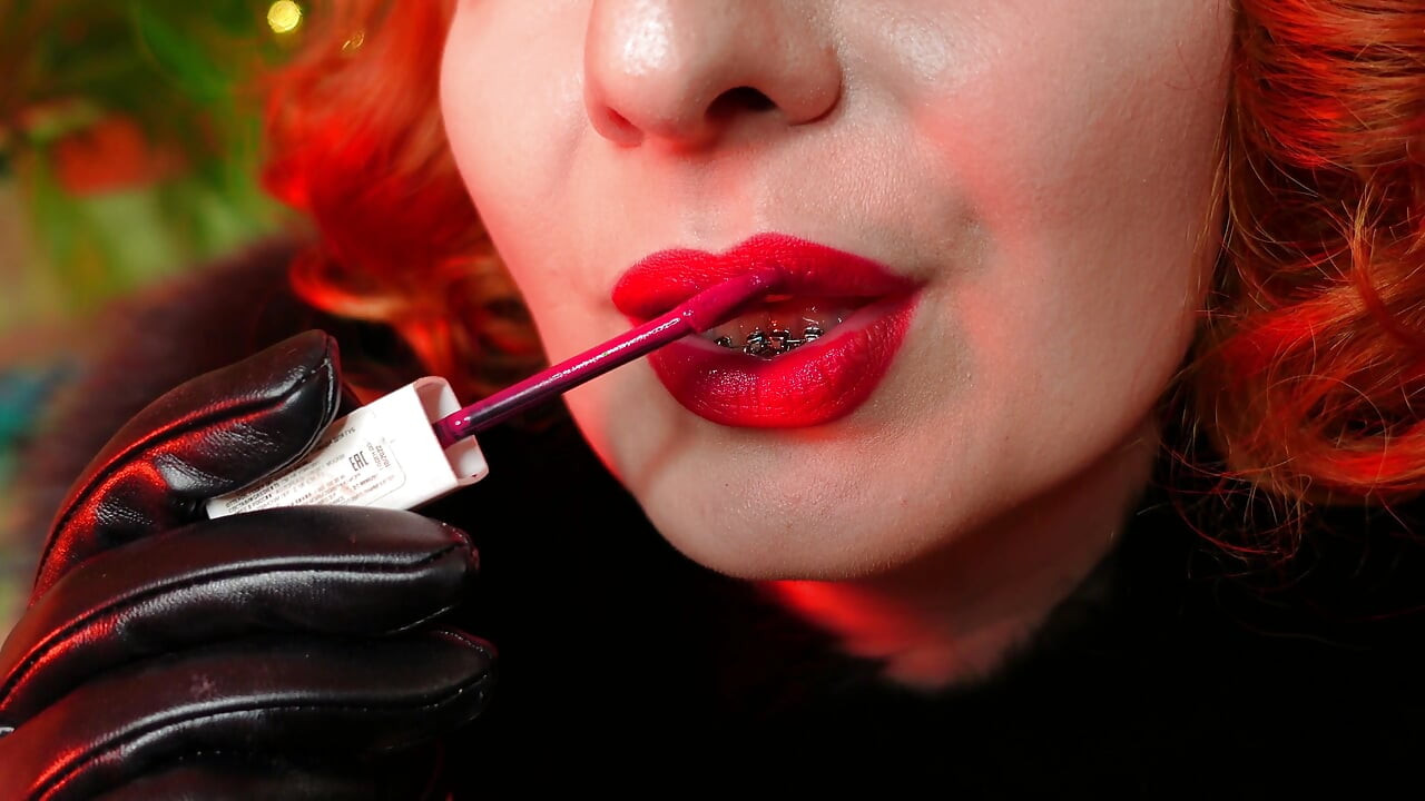 Lippenstift fetisj video - dame in bont close-ups