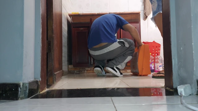 WOMAN WITH A HORN receives a plumber wearing a skirt without panties