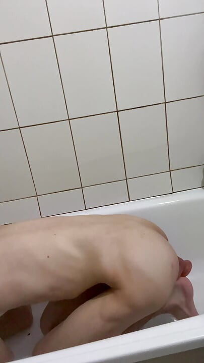 장난감을 가지고 노는 쿨한 남자