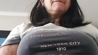 Une belle-mère salope sexy donne des instructions pour baiser son beau-fils devant la caméra