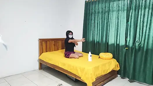 Sevgilimin bir porno videosunu çekerken vücut kremi uyguluyorum