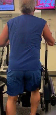 Hot daddy ass on elliptical