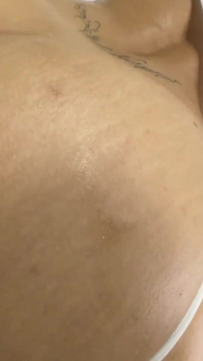 按摩我最好的朋友，我最終插入了她 | 短片 2