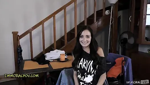 Utangaç ama azgın Heather ilk sahnesinde yeterince dinozor yarağı alamıyor