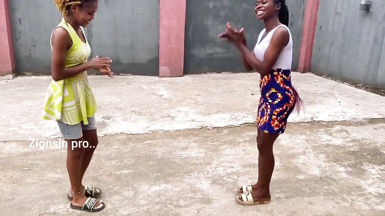 Afrikai lányok helyi játékot játszanak a szabadban