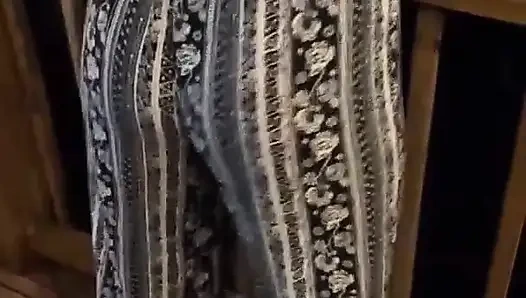 Жена трясет и трется своей задницей на крыльце