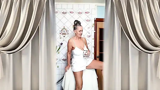 Lukerya si ibu-ibu hot dengan tank top putih lagi asik masturbasi memeknya sambil pakai tank top