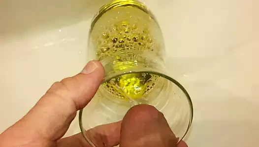 In die Vase pissen