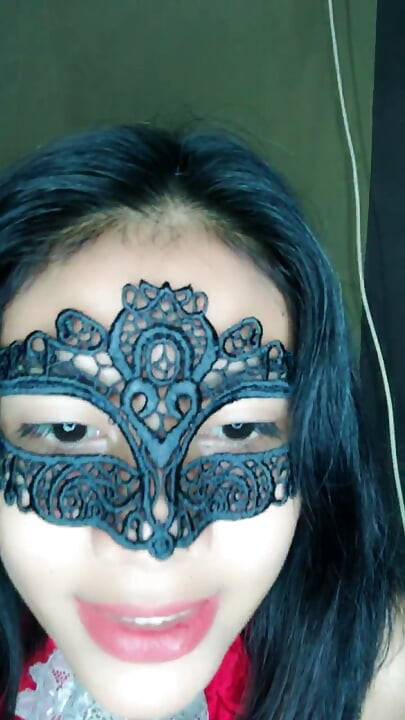 Indonesisk tjej med mask onanerar och sprutar