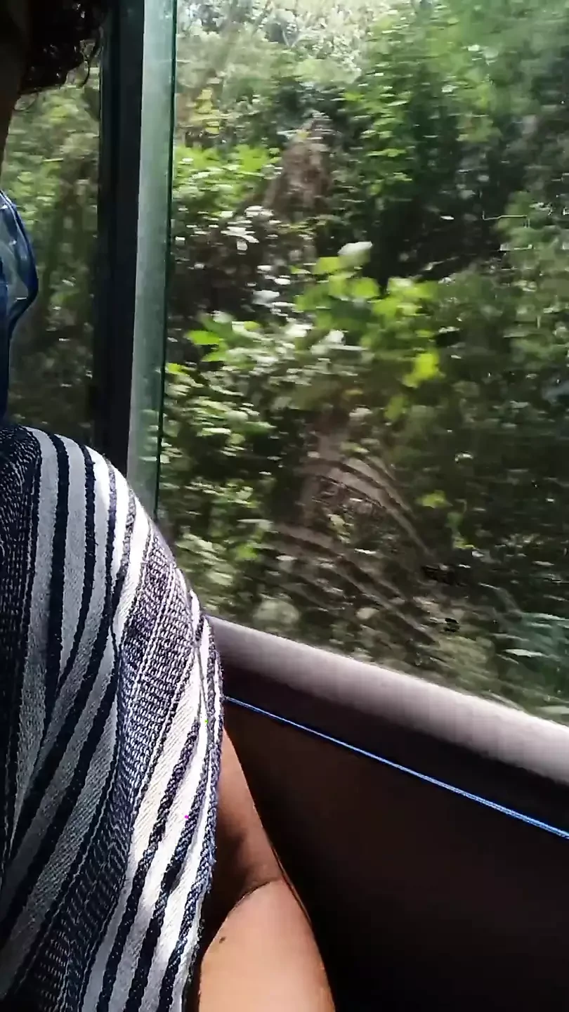 ¿Qué harías si me vies masturbándome en el autobús?