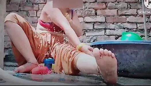 Nettes weiches heißes sexy video-dorf heißes mädchen badet