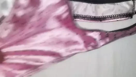 Bazı seksi saten kayışlarla okşayarak