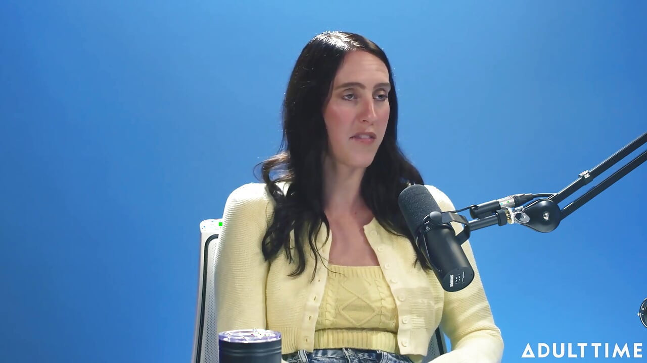Cadence Lux: orgasme autentice și auto-promovare