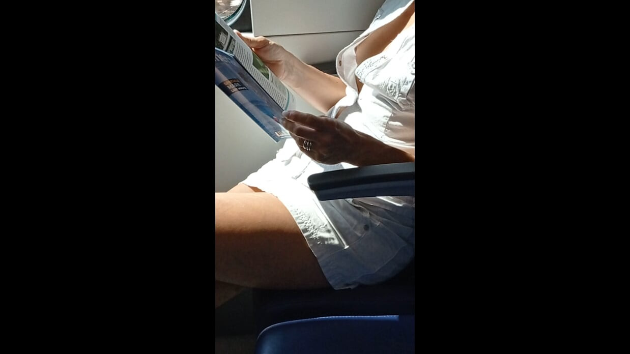 Uhvaćena vruća žena kako pokazuje sise i pičku u vlaku kako viri ispod mini suknje bez gaćica