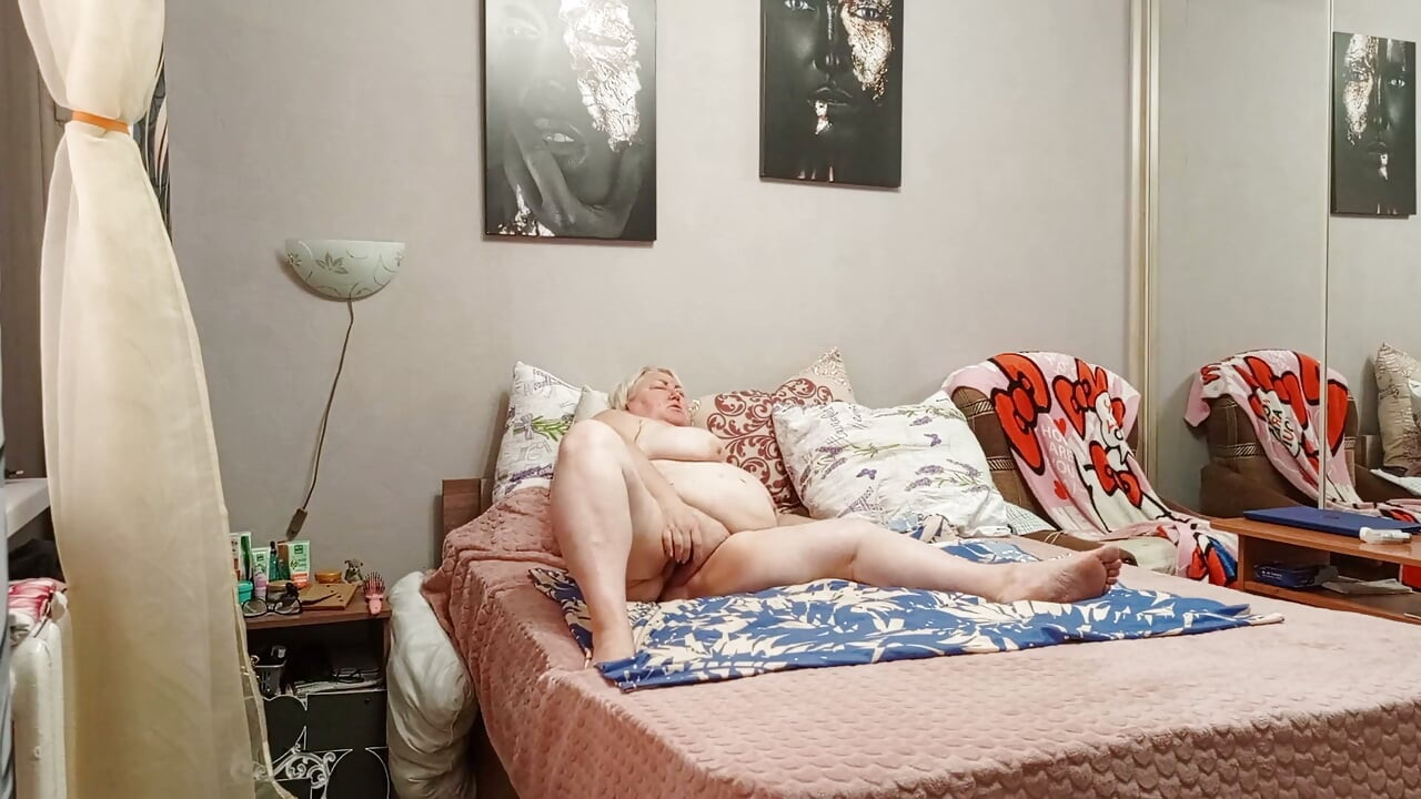 Tetangga toket besar lagi ngusap memeknya