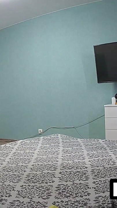 LUUV. Dos chicas convierten la limpieza de habitaciones en una elegante película amateur real con uniformes de mucama | Clip 2