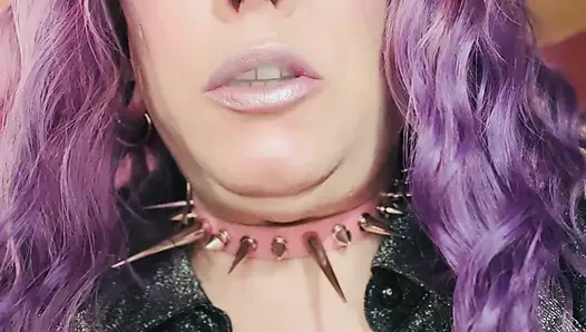 Lila-haariges rauchen, goth Tina Snua raucht in nahaufnahme - Hustenrauch driftet OMI OME snap inhaliert