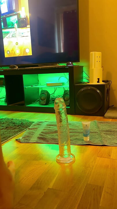 Cavalgada com Dildo Enorme na Bunda