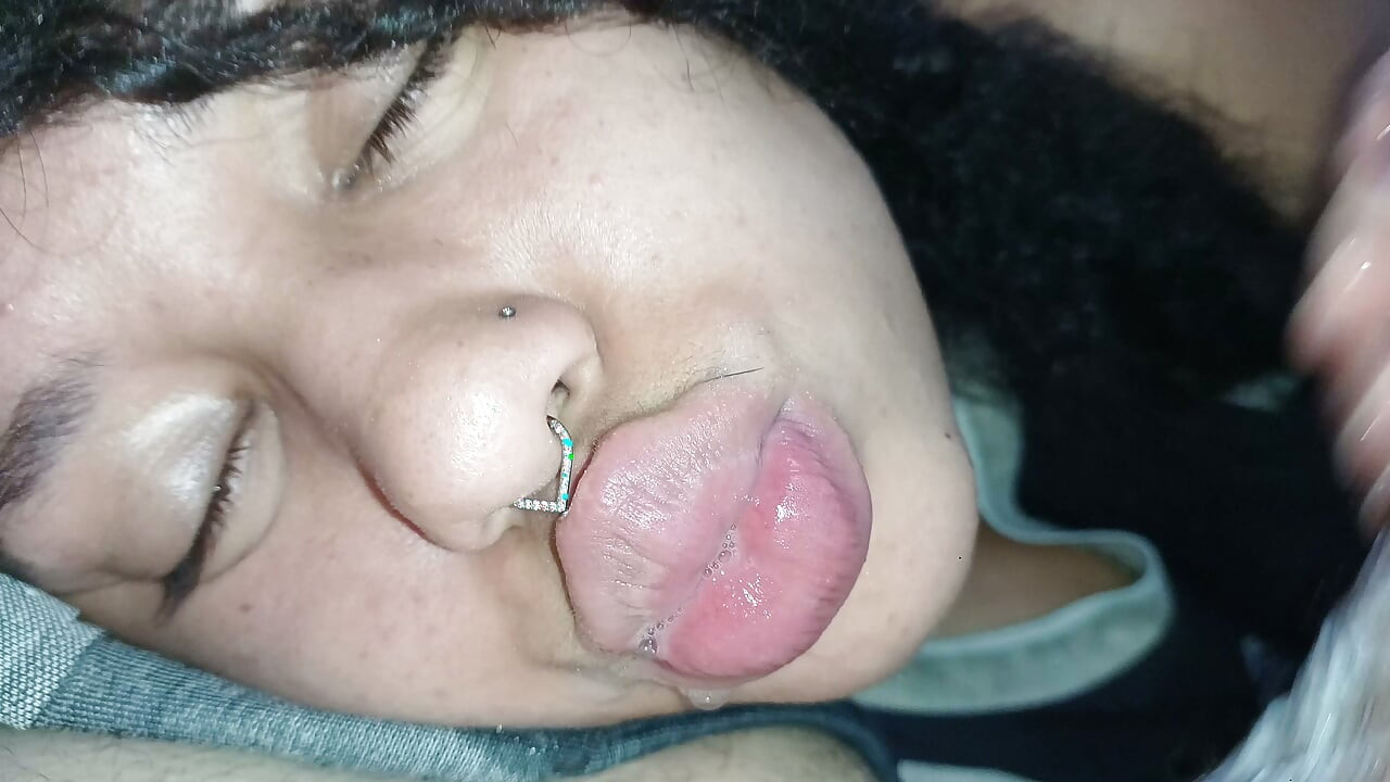 Belo primeiro plano de uma gozada interna no rosto e nos lábios de uma puta.