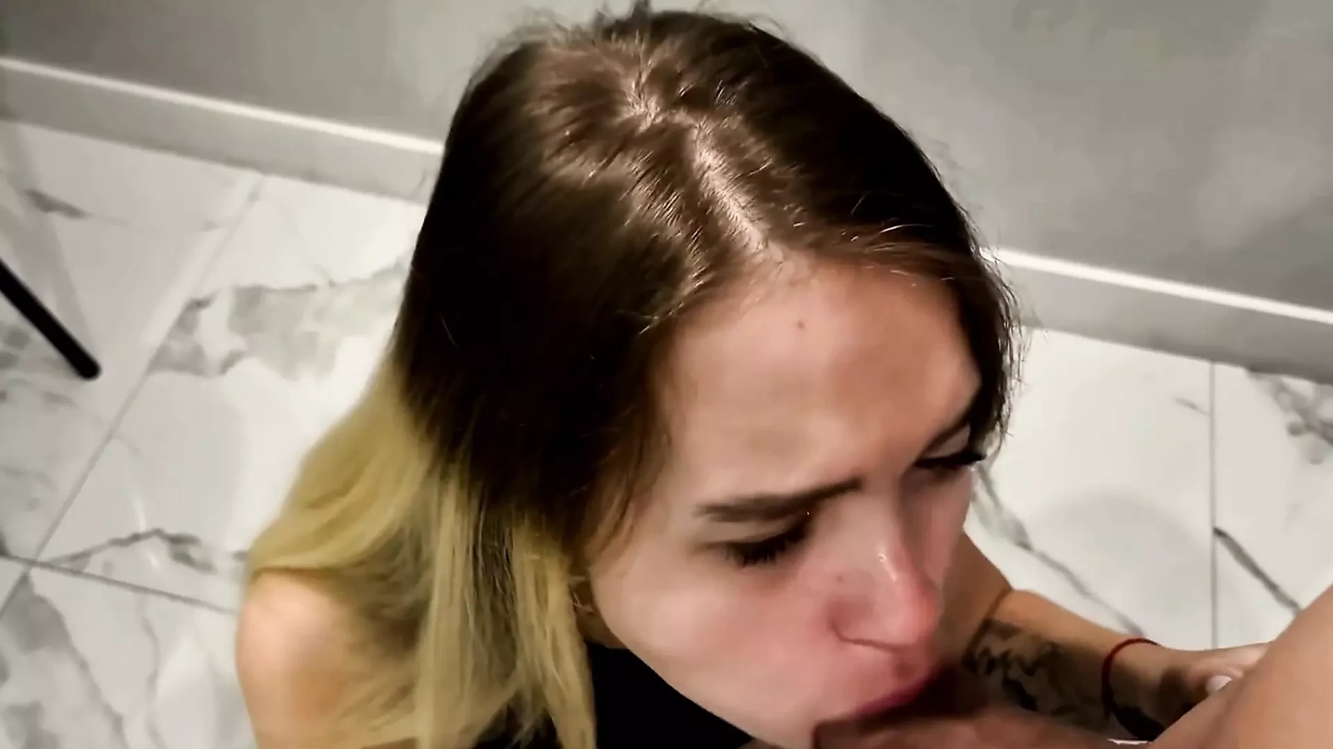 Neuk me harder in mijn mond en ik laat je klaarkomen in mijn sletterige mond