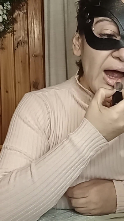 Maggy primenjuje karmin