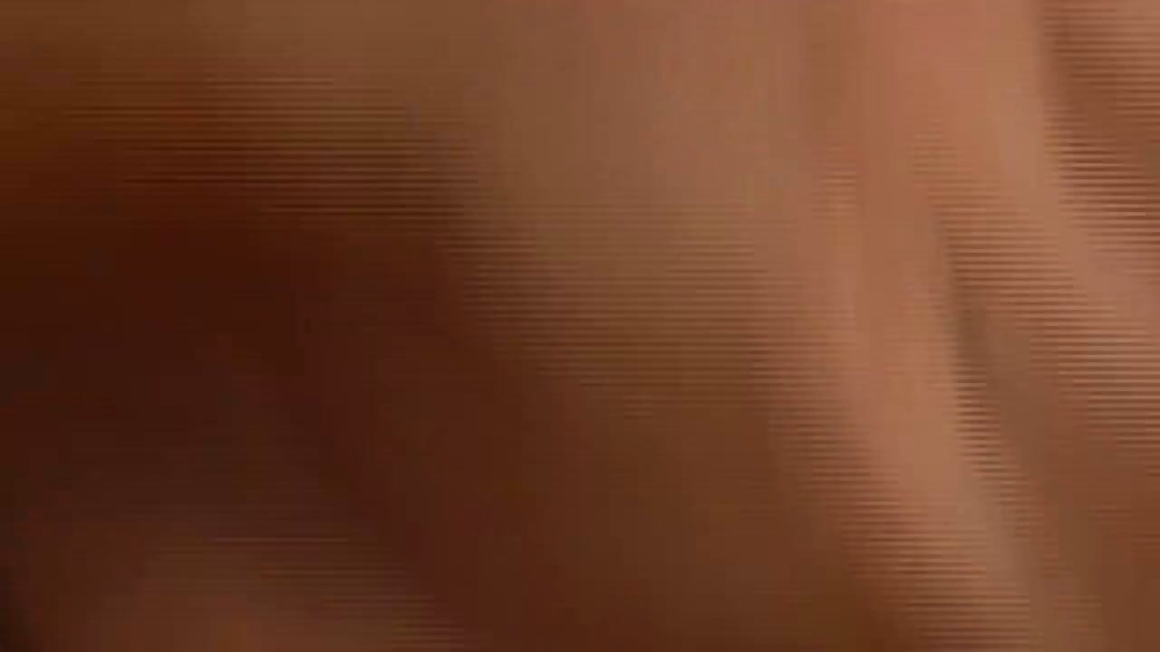 热辣的黑发女郎被舔舐并被指交到高潮