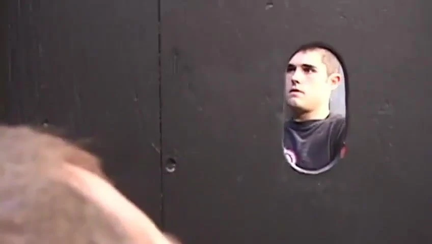 Egy falat a gloryhole-nál
