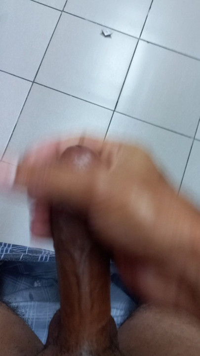 Aku lagi asik masturbasi memekku di kamar