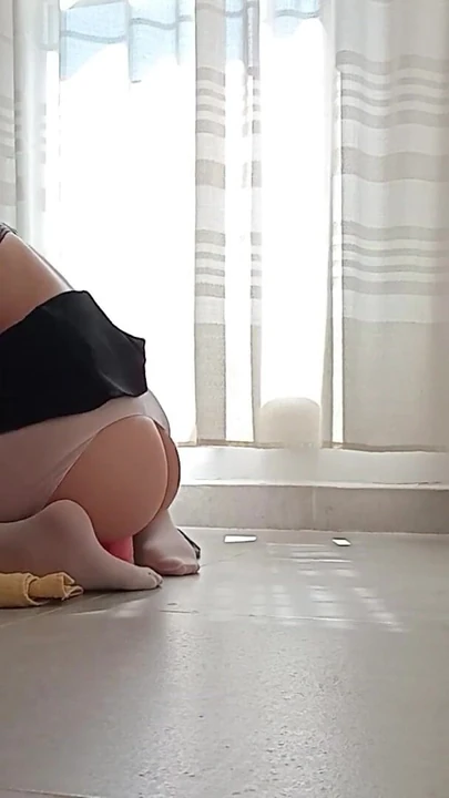 “热辣女学生在她的大假阳具上美味地移动，直到她达到多次高潮”的史诗时刻
