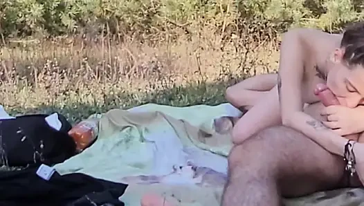 Açık havada gırtlağına kadar halka açık oral seks
