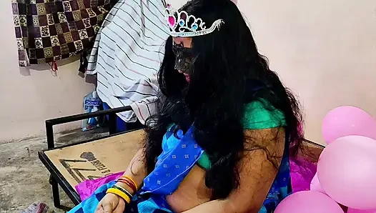 Indische Hausfrau an ihrem Geburtstag