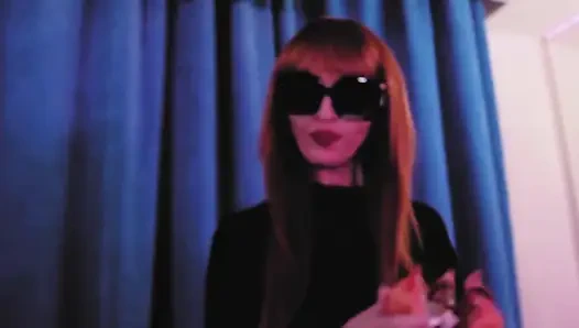 Горячая продовольственная фетишная госпожа Eva Latex в кожаных сапогах бдсм-сапоги зрелой милфы извращенная извращенная соло, домина в ванной