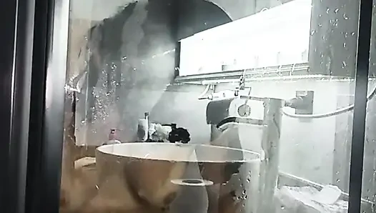 Perhatikan Aku di Kamar Mandi